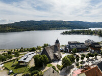 Blick auf den Schluchsee und die Gemeinde mit der St. Nicholas Kirche (Bildnachweis:  � Hochschwarzwald Tourismus GmbH)